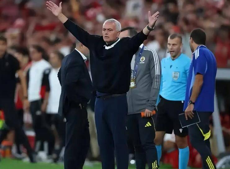 钩破门, 次执教本菲, 一次被裁判